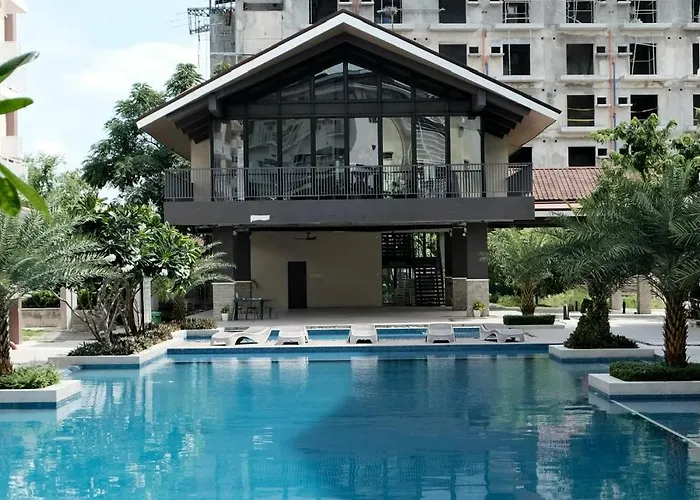 Airport Gem With Pool And Gym