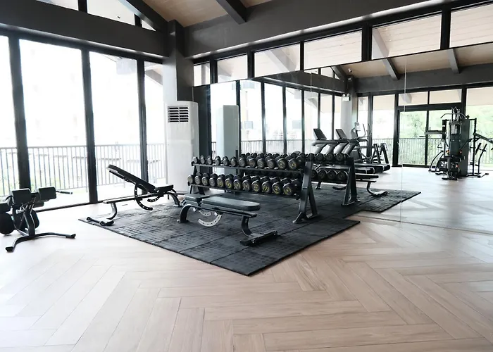 Airport Gem With Pool And Gym Appartement
