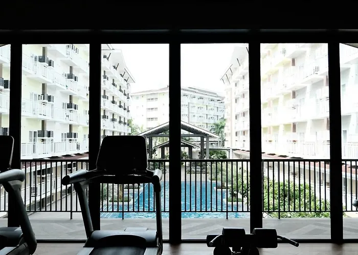 Airport Gem With Pool And Gym *