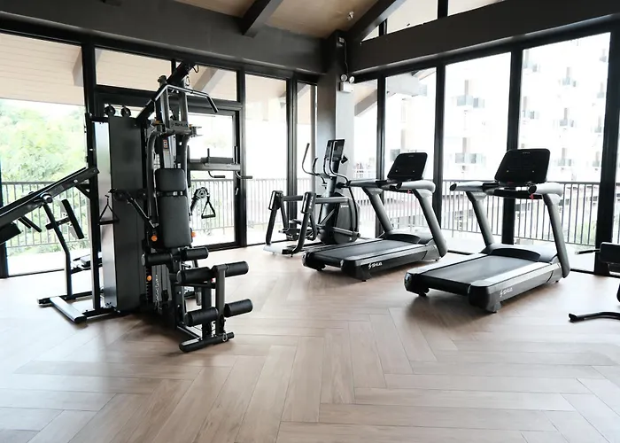 Airport Gem With Pool And Gym *