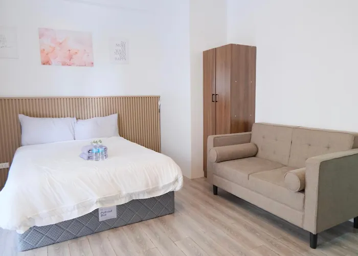 Airport Gem With Pool And Gym Appartement *